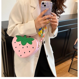 Détail du sac fraise rose avec feuille pailletée et breloque canard de dessin animé