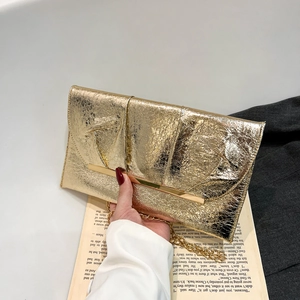 Pochette enveloppe dorée plissée élégante avec bandoulière chaîne et garniture