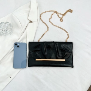 Sac bandoulière plissé noir avec chaîne dorée et design enveloppe de luxe pour femme