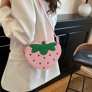 Sac à bandoulière rose en forme de fraise avec feuilles pailletées et lanière