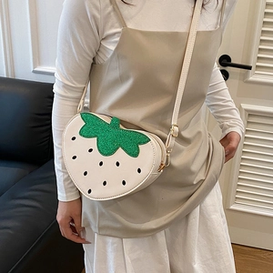 Sac à bandoulière créatif en forme de fraise en cuir blanc avec feuilles en paillettes vertes