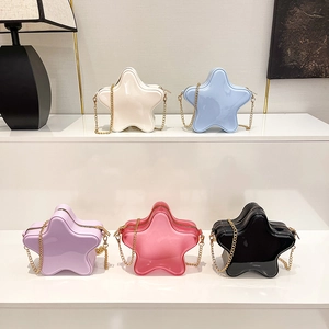 Sac bandoulière étoilé brillant avec chaîne dorée disponible en cinq coloris