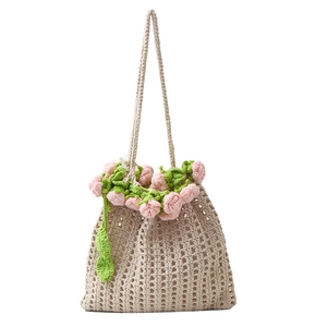 Sac seau en crochet beige fait main avec roses roses et motif tricoté ajouré élégant