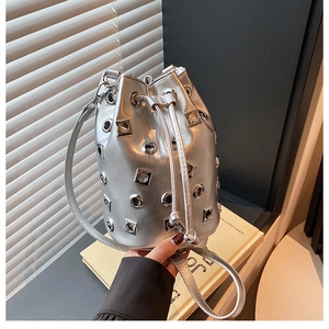 Détail du sac seau argenté avec œillets métalliques, rivets et cordon de serrage