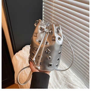 Détail du sac seau argenté avec rivets métalliques et fermeture par cordon de serrage