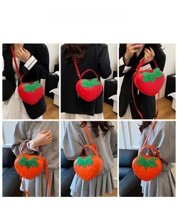 Vues détaillées du sac fraise avec feuilles en paillettes vertes et détails métalliques