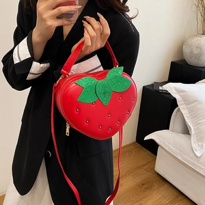 Sac bandoulière fraise mignon avec feuilles vertes et rivets métalliques