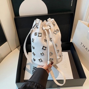 Sac Seau Femme Cuir PU Niche Oeillets Métalliques Rivets Cordon Sac Bandoulière Mode Streetwear