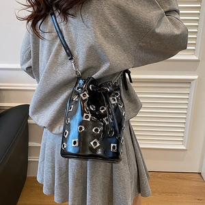 Sac seau en cuir verni noir avec rivets argentés pour femme, style bandoulière tendance