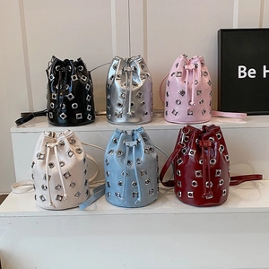 Sacs seaux cloutés chic en plusieurs couleurs avec finition brillante et cordon