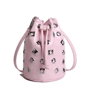 Sac seau en cuir verni rose avec cordons de serrage, œillets métalliques et bandoulière