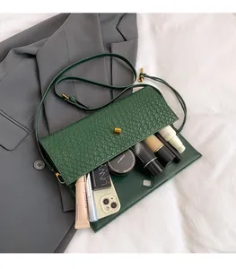 Détail de l'intérieur du sac tressé montrant sa grande capacité pour maquillage et mobile