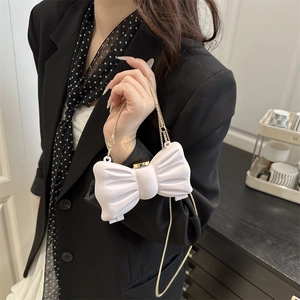 Petit sac bandoulière blanc en forme de nœud avec chaîne dorée et texture plissée
