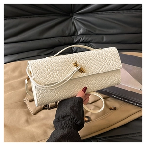 Détail du sac bandoulière tressé blanc avec boucle nœud doré et fine bandoulière