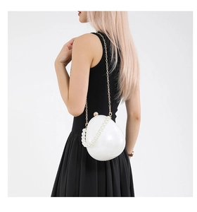 Borsa da sera a uovo in acrilico bianco con manico di perle e catena d'oro