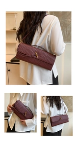Détail du sac à bandoulière en cuir tressé bordeaux avec fermoir doré et bandoulière