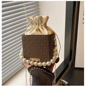 Detail der Vintage F-Muster Box-Tasche mit Perlengriff und Kordelzug-Verschluss