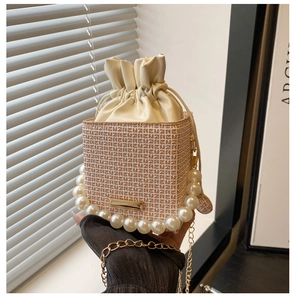 Detail der Vintage-Quadrat-Handtasche mit Perlengriff und Kordelzug-Verschluss