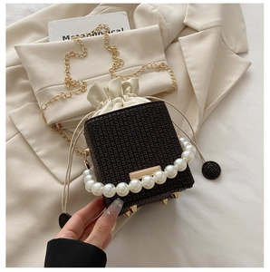 Details der Vintage-Box-Tasche mit Perlengriff, Monogramm-Leder und Goldkette