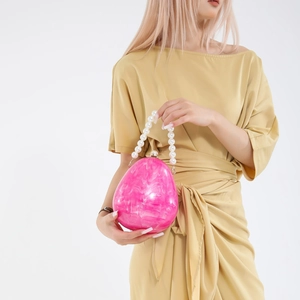 Borsa da sera ovale in acrilico rosa marmorizzato con elegante manico di perle bianche