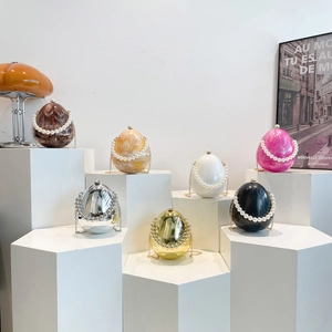 Eleganti borse in acrilico a forma di uovo in vari colori con manici di perle