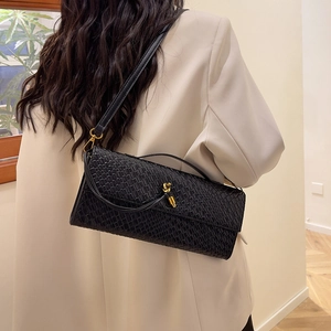 Sac à bandoulière tressé noir tendance avec fermoir doré et élégante bandoulière fine