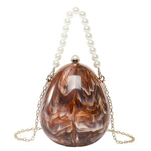 Elegante borsa da sera a forma di uovo in acrilico ambrato con manico di perle