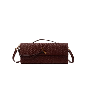 Sac à bandoulière tressé marron foncé avec poignée et détail de nœud décoratif