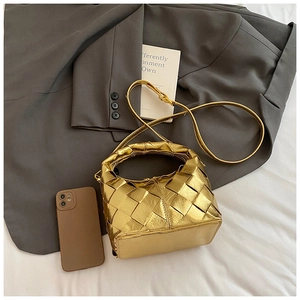 Détail d'un sac bandoulière doré métallisé avec motif tressé Intrecciato en cuir épais