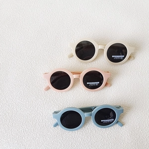 Foldable kids polarized sunglasses with matte round frames in beige, pink and blue