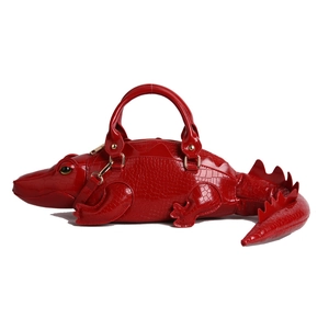 Lebendige rote Handtasche in Krokodilform mit geprägter Textur und Metallschultergurt