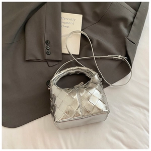 Vue détaillée du sac à main tissé argenté métallisé avec texture à grands carreaux