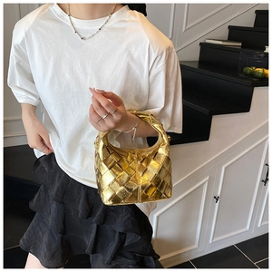 Détail d'un sac à main hobo tressé doré métallisé avec un design de nœud en cuir large