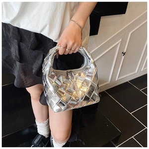 Sac hobo argenté en cuir métallisé tressé avec texture matelassée et forme croissant
