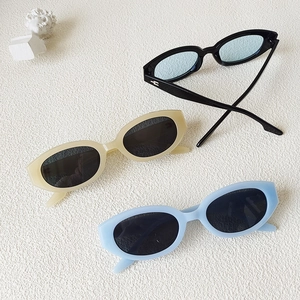 Lunettes de soleil vintage enfant avec montures ovales noir, beige et bleu UV400