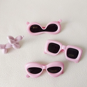 Trois paires de lunettes de soleil roses UV400 pour enfants de formes ovale, carrée et papillon