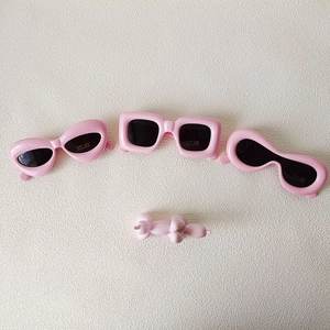 Trois paires de lunettes de soleil roses pour enfants avec protection UV400 de formes variées