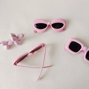 Détail de lunettes de soleil roses pour enfants avec protection UV400 et monture rétro