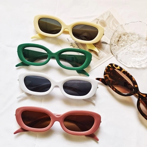 Lunettes de soleil ovales rétro en cinq couleurs assorties sur fond texturé élégant