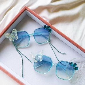 Lunettes de soleil enfant bleu dégradé avec papillons en cristal et chaînettes perles