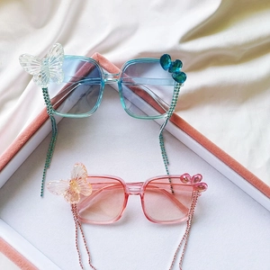 Lunettes de soleil pour enfants avec décor papillon et chaînes en strass colorés
