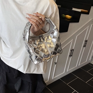 Sac à main en cuir tressé argenté avec poignée nouée et design demi-lune chic