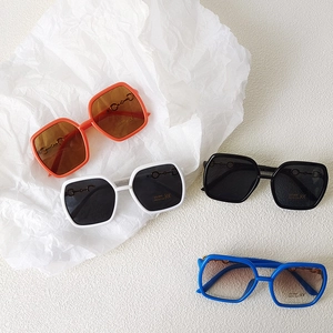 Lunettes de soleil ovales UV400 pour enfants avec chaîne en métal en quatre couleurs