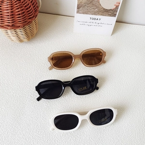 Lunettes de soleil ovales vintage pour enfants avec protection UV400 coloris rétro