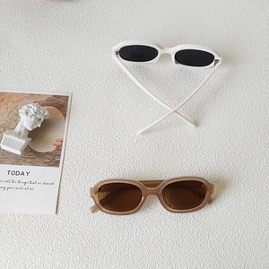 Lunettes de soleil ovales vintage pour enfants en blanc et thé avec protection UV