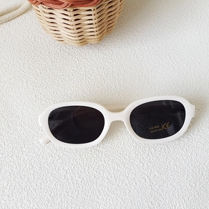 Lunettes de soleil ovales blanches pour enfants avec verres noirs et protection UV400