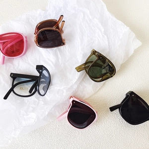 Gafas de sol plegables para niños con protección UV400 en varios colores vibrantes