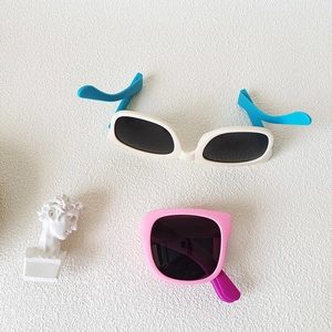 Foldable kids sunglasses with wavy temples and UV protection in two color variants