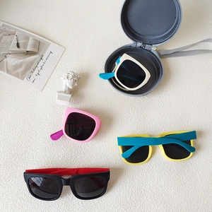 Foldable kids sunglasses with UV protection in assorted colors with portable zipper case