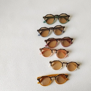 Lot de six lunettes de soleil rondes pour enfants avec motif léopard et montures colorées